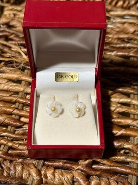 14K Gold Mother-of-Pearl Flower Stud Earrings with Pearl Center BN